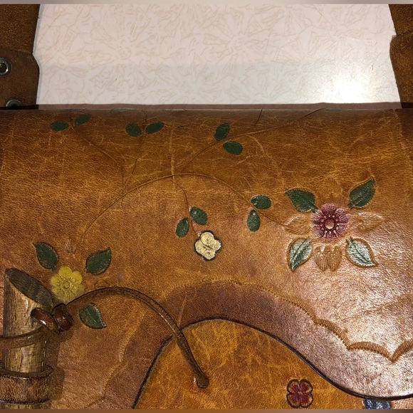 Vintage 70’s Brown Leather Saddle Shoulder Bag with Floral Design - Picture 5 of 12